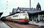 Am 20. März 1967, einem Montag, wurde der elektrische Betrieb auf der Main-Weser-Bahn zwischen Kassel und Gießen aufgenommen. Den offiziellen Eröffnungszug bespannte E 03 003 vom Bw München Hbf, die hier gegen 15.40 Uhr mit dem Sonderzug aus Kassel in Gießen eintrifft. (20.03.1967) <i>Foto: Helmut Dahlhaus</i>