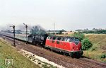 Wieder eine bei Fotografen nicht beliebte Variante: 220 044 leistet 012 075 Vorspann vor dem D 675 (Westerland/Sylt – Hamburg – Frankfurt am Main) bei Morsum auf Sylt.  (21.08.1971) <i>Foto: Helmut Dahlhaus</i>