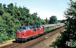 Aufgenommen vom Damm der ehemaligen Kleinbahn Lingen – Berge – Quakenbrück röhrt 220 061 mit dem D 715 nach München auf Lingen (Ems) zu. (02.08.1975) <i>Foto: Helmut Dahlhaus</i>