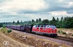 Mit der Baureihe 221 wurde die letzte Etappe des Dieselbetriebs im Emsland und gleichzeitig das Ende des Dampfbetriebs eingeläutet. Seit 30. Mai 1976 war 221 150 als erste Lok in Oldenburg heimisch und wurde sogleich intensiv zur Personalschulung eingesetzt. Dabei wurden auch die dicken Brocken wie die 4000 t schweren Erzzüge von Emden ins Ruhrgebiet gefahren. Hier ist der "lange Heinrich" Gag 52918 mit Planlok 043 093 und Vorspannlok 221 150 nördlich von Meppen unterwegs. (07.08.1976) <i>Foto: Helmut Dahlhaus</i>