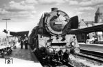 01 006 (Bw Dillenburg) vor einem Eilzug im Bahnhof Gießen. (26.09.1964) <i>Foto: Klaus D. Holzborn</i>