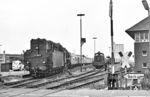 Den Saisonschnellzug D 1734 mit dem kurzen Laufweg Emden Außenhafen - Münster (Westf) übernahm die Zuglok (hier 012 101) bereits in Emden Außenhafen (Foto). Von dort aus ging es rückwärts zum Hbf. In Emden Hbf wurde umgesetzt und dann ging es vorwärts bis Rheine. (15.06.1974) <i>Foto: Manfred van Kampen</i>