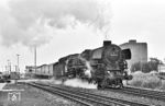 Nach dem Umsetzen in Emden Hbf beschleunigt 012 101 nun vorwärts den D 1334 nach Münster (Westf) aus dem Bahnhof. (15.06.1974) <i>Foto: Manfred van Kampen</i>