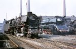 Die beiden leistungsstärksten Dampflok-Baureihen der DB im Bw Kassel: 01 1102 aus dem Jahr 1940 und 10 001 aus dem Jahr 1957. (25.04.1965) <i>Foto: Manfred van Kampen</i>