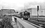 Das Schweizer Reisebüro "Intraflug" führte 1977 eine mehrtägige Dampfzugreise in der DDR durch. Im Kühlwagen hinter der Lok wurden exklusive Speisen für die betuchten Fahrgäste auf der gesamten Reise mitgeführt. Der Sonderzug fährt mit der Dresdner 01 2204 in Berlin Ostbahnhof ein. (09.09.1977) <i>Foto: Klaus Kieper, Slg. Holzborn</i>