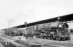 Im Bahnhof Berlin-Lichtenberg trifft 01 513 auf 52 3261, die mit 55 2887 unterwegs ist. (27.05.1970) <i>Foto: Klaus Kieper, Slg. Holzborn</i>