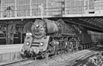 Die Ostbahnhofer 01 1515 ist mit einem Schnellzug aus Dresden in Berlin Ostbahnhof eingetroffen. (07.07.1976) <i>Foto: Klaus Kieper, Slg. Holzborn</i>