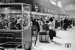 Heute kam mehr vorstellbar, stellte die Bahnsteigsperre sicher, dass nur Reisende im Besitz einer gültigen Fahrkarte oder Bahnsteigkarte den Bahnsteig betreten konnten, wie hier in Frankfurt (Main) Hbf. Als Bahnsteigschaffner wurden häufig Kriegsversehrte oder für den Betriebsdienst untaugliche Mitarbeiter eingesetzt. Die Bahnsteigsperren wurden bei der DB bis 1974 abgeschafft.  (1964) <i>Foto: Reinhold Palm</i>