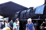 Der D 735 aus Köln ist im Molengleis des Bahnhofs Norddeich-Mole angekommen. Die Reisenden streben gut gelaunt ihrem Urlaub auf den Nordseeinseln entgegen. (20.09.1974) <i>Foto: Wolfgang Staiger</i>