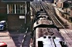 Eine 043 fährt zum Wassernehmen in den Bahnhof Lingen (Ems) in die Überholung ein. Das Stellwerk "Lnf" mit dem Bahnübergang der Georgstraße existiert heute noch. Der Fußgängersteg, von dem aus das Bild entstand, ist allerdings verschwunden. (13.01.1975) <i>Foto: Wolfgang Staiger</i>