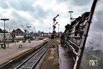 In Emden Hbf muss 012 061 mit dem D 734 aus Norddeich Mole dem mit einer 012 ausfahrenden Saisonschnellzug D 1734 (Emden Außenhafen - Münster/Westf) den Vortritt lassen. (09.1974) <i>Foto: Wolfgang Staiger</i>