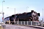 012 055 setzt den Leerwagenpark des E 2730 an den Bahnsteig in Norddeich Mole. (09.1974) <i>Foto: Wolfgang Staiger</i>