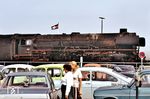 012 080 wartet vor dem Saisonschnellzug D 1736, der noch bis zum 8. September 1974 verkehrte, im Bahnhof Norddeich Mole.  (01.09.1974) <i>Foto: Wolfgang Staiger</i>