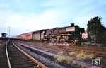 In der Abenddämmerung fährt 012 100 vor dem in Popfarben lackierten Wagenpark des D 730 nach München aus Emden Hbf. (07.1974) <i>Foto: Wolfgang Staiger</i>