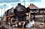 043 381 (Esslingen, Baujahr 1941) gehörte seit 28.09.1969 dem Bw Rheine an und blieb dort bis zum Dampfende am 27.10.1977. Im Mai 1960 hatte sie eine Ölhauptfeuerung und den Kessel (Schichau 3335/1938) von 44 100 erhalten.  (31.05.1975) <i>Foto: Wolfgang Staiger</i>