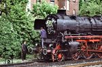 Beim Warten auf den D 714 im Lokwechselgleis des Bahnhofs Rheine wurde 012 081 noch zusätzlich mit einem Blumengruß versehen. Lokführer Albert Roelzoffen nimmt es gelassen hin. (31.05.1975) <i>Foto: Wolfgang Staiger</i>