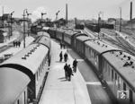 Ein P 8 geführter Personenzug fährt aus Mannheim Hbf. (1951) <i>Foto: Prof. Wolfgang Reisewitz</i>