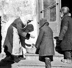 Szene auf einem Markt in Kiew. In einer zweiten Schlacht um Kiew wurde die Stadt von der Roten Armee am 6. November 1943 nach 778 Tagen deutscher Besetzung befreit. In der Stadt bestand (bis 1954) das Kriegsgefangenenlager 62 für deutsche Kriegsgefangene des Zweiten Weltkriegs, dazu das Kriegsgefangenenhospital 3201. Es gab mehrere Friedhöfe für Kriegsgefangene, der größte nördlich der Stadt mit etwa 20.000 Toten. (1942) <i>Foto: Prof. Wolfgang Reisewitz</i>