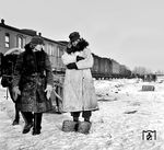 Versorgung an einem abgestellten Zug in Dnjepropetrowsk. Während anfangs die Deutschen die Rückständigkeit der Sowjetunion in vielen Dingen belächelten, zeigte sich besonders im Winter bei Extremtemperaturen, dass die Versorgung über die Panjepferdeschlitten besser funktionierte als mit den Lkw, deren Vergaser bei den tiefen Temperaturen streikten. (01.1943) <i>Foto: Prof. Wolfgang Reisewitz</i>