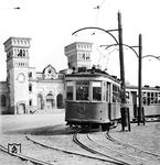 Ein Straßenbahnzug am Bahnhof Dnjepropetrowsk.  (01.1943) <i>Foto: Prof. Wolfgang Reisewitz</i>