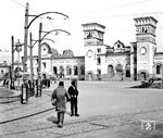 Szene am Bahnhof Dnjepropetrowsk. Bei genauen Hinsehen stellt man fest, dass nur die Außenmauern des Bahnhofs den deutschen Einmarsch unbeschädigt überstanden hatten. Während der deutschen Besatzung wurde sogar begonnen, die Fassade wieder aufzubauen. Weit kam man dabei nicht, im Herbst 1943 eroberte die Rote Armee die Stadt zurück. (01.1943) <i>Foto: Prof. Wolfgang Reisewitz</i>