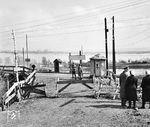 Straßensperre an der kombinierten Straßen- Eisenbahnbrücke ("Kleist-Brücke") über die Samara in Dnjepropetrowsk. Der Name soll an den Generaloberst von Kleist erinnern, der am 25. August 1941 nach schwerem Kampf Dnjepropetrowsk einnehmen konnte. (01.1943) <i>Foto: Prof. Wolfgang Reisewitz</i>