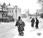 Wohl ein Bild mit Symbolcharakter aus dem Winter 1943 in Dnjepropetrowsk, denn so sieht keine siegreiche Armee aus. Es sollte aber noch schlimmer kommen: Bis Anfang November 1943 gelang es den Truppen der Roten Armee sich auf 450 Kilometer Breite und bis zu etwa 100 Kilometer Tiefe auf dem westlichen Dnepr-Ufer zu etablieren. Die Rote Armee musste in den Kämpfen aber sehr hohe Verluste hinnehmen: 1,213 Millionen tote und verletzte Soldaten, 4.050 Panzer und 824 Flugzeuge gingen verloren. Die Wehrmacht hatte rund 500.000 Tote und Verletzte zu beklagen. (01.1943) <i>Foto: Prof. Wolfgang Reisewitz</i>