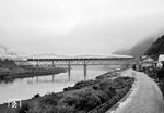 Ein Kohlenzug mit einer 44er und 93er Schublok überquert an einem nebelig-trüben Tag die Mosel in Bullay. (10.1956) <i>Foto: Prof. Wolfgang Reisewitz</i>