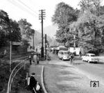 Bahnübergang der Bundesstraße 39 über die Bahnstrecke Mannheim–Saarbrücken in Neustadt (Weinstraße)-Schöntal. (1953) <i>Foto: Prof. Wolfgang Reisewitz</i>