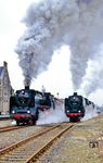 Die Filmzüge mit 62 015 und 01 118 mit 01 137 im Bahnhof Ritschenhausen. Hier treffen die Bahnstrecken aus Suhl bzw. Meiningen aufeinander. (22.11.1990) <i>Foto: Joachim Bügel</i>