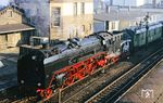 Im Bahnhof Gotha wurde mit authentischem Wagenmaterial für Filmaufnahmen ein "Interzonenzug" aus den späten 1950er Jahren mit 01 137 nachgestellt. (27.11.1990) <i>Foto: Wolfgang Bügel</i>