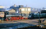 Das Ambiente im Bahnhof Gotha passte durchaus zu der nachgestellten Zeit der 1950er Jahre. 01 137 wartet vor dem Filmzug auf ihren Auftritt. (27.11.1990) <i>Foto: Wolfgang Bügel</i>