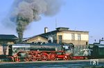 01 137 im Bahnhof Gotha. Der Gruß auf dem Tender ist übrigens authentisch. So fuhr u.a. die Erfurter 01 530 in den 1960er Jahren zeitweise nach Bebra (vgl. Bild-Nr. 16281). (27.11.1990) <i>Foto: Wolfgang Bügel</i>