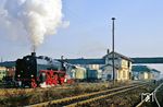 01 137 verlässt mit dem Filmzug den Bahnhof Gotha. Das alte Bahnhofsensemble mit Fußgängersteg, Stellwerk und Bahnsteighalle ist seit der Elektrifizierung 1995 Geschichte. (27.11.1990) <i>Foto: Wolfgang Bügel</i>