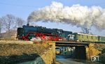 An der Bahnüberführung der Inselsbergstraße in Gotha-Sundhausen gab es eine (gestellte) Begegnung zwischen dem Filmzug mit 01 137 und Tw 56 der Thüringerwaldbahn. (27.11.1990) <i>Foto: Wolfgang Bügel</i>