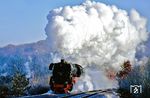 44 1486 vor einem Plangüterzug auf Lastprobefahrt zwischen Eisenach und Förtha nahe der ehemaligen Blockstelle Höpfen. Die Wartburg auf dem Kamm des Thüringer Waldes ging leider in der gewaltigen Dampfentwicklung unter. (01.12.1990) <i>Foto: Joachim Bügel</i>