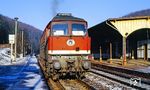 Eigentlich wurde auf die Lz-Fahrt der 44 1486 nach Meiningen im Bahnhof Förtha (Kr Eisenach) gewartet. Es tauchte aber nur die Zuglok des Güterzuges auf, die die 44er mit nach Eisenach genommen hatte. Für die Eisenacher 132 145 gab es offenkundig auch keine Rückleistung.  (01.12.1990) <i>Foto: Joachim Bügel</i>