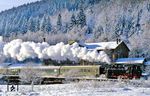 In herrlichster Winterlandschaft ist 86 1001 mit einem Sonderzug in Bockau unterwegs. (08.12.1990) <i>Foto: Slg. Wolfgang Bügel</i>