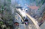 65 1057 beim Wasserhalt im Bahnhof Oberhof (Thür). Am 19. September 1991 erwarben die Berliner Eisenbahnfreunde die Lok von der DR. (12.01.1991) <i>Foto: Slg. Wolfgang Bügel</i>