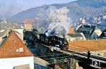 99 1761 dampft mit P 14263 nach Kurort Kipsdorf über die Dächer von Schmiedeberg. (03.02.1991) <i>Foto: Slg. Wolfgang Bügel</i>