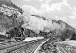 44 0663 (Bw Saalfeld/Saale) dampft mit einem Güterzug unterhalb der Dornburger Schlösser ihrer Heimat entgegen. (02.1980) <i>Foto: Martin Heller</i>