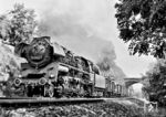 58 3042 hat mit ihrem Güterzug nach Gera soeben den Bahnhof Göschwitz verlassen und fährt an der Autobahnbrücke bei Lobeda über die sogenannte 'Holzlandbahn' in Richtung Stadtroda vorbei. (08.1975) <i>Foto: Martin Heller</i>