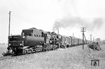 52 8164 des Bw Sangerhausen mit einem Sondergüterzug aus gedeckten Wagen zwischen Oberröblingen und Artern. Die Strecke ist heute in diesem Bereich zweigleisig und elektrifiziert. (01.06.1982) <i>Foto: Thomas Fischer</i>