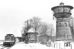 112 379 (Bw Sangerhausen) vor einem Postzug in Artern neben eisenbahntypischen Gebäuden. Der Bahnhof Artern liegt im Kyffhäuserkreis in Thüringen an der Bahnstrecke Sangerhausen–Erfurt und ist Endpunkt der Bahnstrecke Naumburg–Reinsdorf (Unstrutbahn) von Naumburg. Bis 1966 endete in Artern die Bahnstrecke Berga-Kelbra–Artern. 2006 wurde der Personenverkehr auf der Unstrutbahn im Abschnitt Wangen–Artern eingestellt. Seitdem findet ausschließlich auf der Strecke Sangerhausen–Erfurt regulärer Verkehr statt. Das Empfangsgebäude befindet sich 2020 in privater Hand und ist bewohnt. Im nördlichen Bahnhofsbereich lag das Bahnbetriebswerk Artern, das 1950 seine Selbständigkeit verlor. Reste des Rundschuppens waren 2024 noch vorhanden.  (05.02.1985) <i>Foto: Thomas Fischer</i>