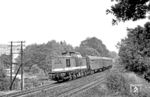 DR 112 455 (Bw Bautzen) mit einem Personenzug nach Dresden in Bautzen. Die Stelle mit dem Doppelmast war schon zur Görlitzer 03-Zeit ein beliebtes Fotomotiv. (20.08.1987) <i>Foto: Thomas Fischer</i>