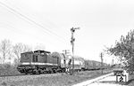 Die Erfurter 112 555 mit P 6221 in Bretleben auf der Strecke Sangerhausen–Erfurt. (02.05.1990) <i>Foto: Thomas Fischer</i>