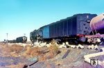 Zugkreuzung in der Südeinfahrt des Bahnhofs Kraankuil auf der Strecke von De Aar nach Kimberley zwischen No. 3478 (einer 25 C) und einer Schwestermaschine.  (17.07.1975) <i>Foto: Herbert Vaupel</i>