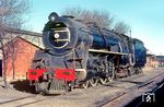 SAR No. 858 "ALLAN G. WATSON" im Depot De Aar. Die class 16E der South African Railways (SAR) mit der Achsfolge 2'C 1' (Pacific) waren die schnellsten je gebauten Dampflokomotiven der Spurweite 1067 mm (Kapspur). Henschel lieferte 1935 sechs Lokomotiven an die SAR. Die Baureihe war für den Einsatz vor Schnellzügen auf den Streckenabschnitten zwischen Johannesburg und Kimberley sowie nach Kapstadt vorgesehen. Bei ersten Probefahrten mit der 16E 854 schaffte die Lok mit einem Zuggewicht von 350 t eine Geschwindigkeit von 136,8 km/h. Da diese Probefahrt ausgesprochen gut verlief, steigerte man die Geschwindigkeit bei weiteren Versuchen bis auf 97 m.p.h. aus (etwa 156 km/h). In der Praxis wurden solche Geschwindigkeiten jedoch nicht benötigt; die Reisezüge verkehrten i.d.R. mit max. 100 km/h. Die No. 858 blieb in Bloemfontein erhalten, wo sie zuletzt stationiert war. (17.07.1975) <i>Foto: Herbert Vaupel</i>