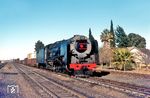 Wegen des fehlenden fahrbaren Untersatzes konnte die Fotosession am nächsten Tag nur in Kraankuil fortgesetzt werden, wo in der bahnhofsnahen Unterkunft übernachtet worden war. Dort erschien als erstes SAR No. 3448 mit einem Güterzug in Richtung Kimberley. (18.07.1975) <i>Foto: Herbert Vaupel</i>