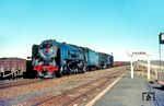 Ein Güterzug Richtung Kimberley mit SAR No. 3423 "VICTORIA" (class 25 NC) und No. 3511 (class 25 C) rollt durch Kraankuil. (18.07.1975) <i>Foto: Herbert Vaupel</i>